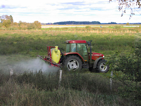 Besprutning med bekämpningsmedel vid tomten.